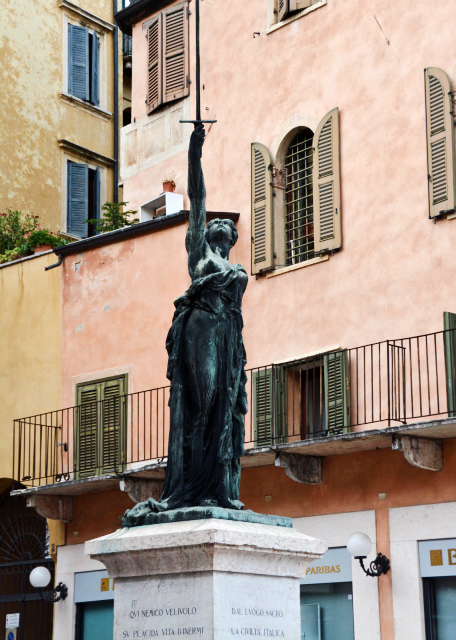 2018-07-10_Statue_Statue Sword of Freedom on Piazza delle Erbe0001.JPG