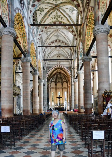 2018-07-10_Church_Sant'Anastasia_Nave-10001.JPG