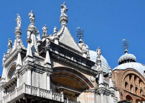 2018-07-09_St Mark's Basilica_Cupolas & Statues 񷶥0001.JPG