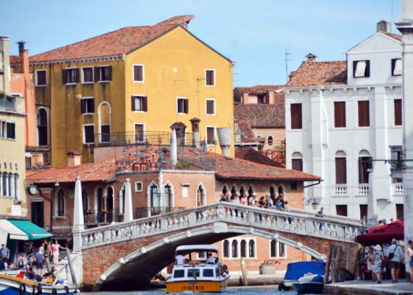 2018-07-09_Bridge_Ponte delle Guglie over Cannaregio Canal 0001.JPG