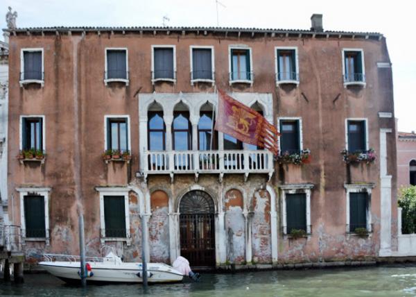 2018-07-09_Bldg_Venetian Flag of Gold Lion on Red Background Flying from Balcony on Grand Canal ˺̨Ʈ˹ʨ0001.JPG