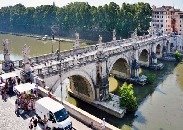 2015-07-05_Ponte Sant'Angelo_3 of 5 arches are Roman Źеǹ-40001.JPG