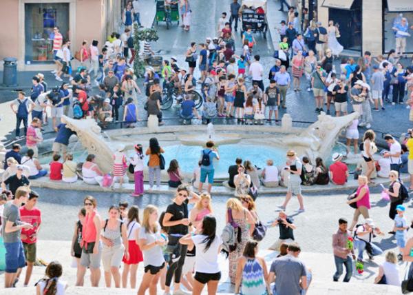 2015-07-05_Piazza di Spagna_Fountain of the Ugly Boat.JPG
