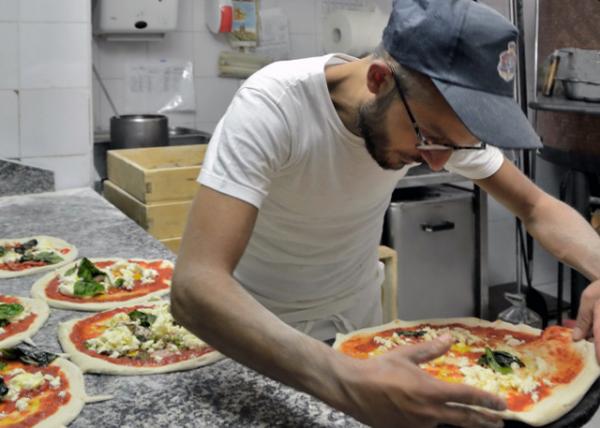 2015-07-03_Pizzeria Brandi_Pizza Margherita Ƥ-30001.JPG