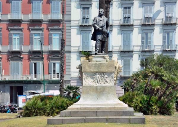 2015-07-03_Statue di Giovanni Nicotera @ Piazza Vittoria ᡤ0001.JPG
