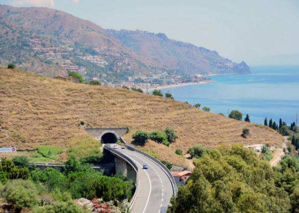 2015-07-02_Letojanni_Overpass along Seaside 򡤺-20001.JPG