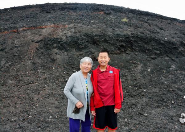 2015-07-02_Etna_Fragments of Rock, Minerals, and Volcanic Glass ʯͻɽƬɵĻɽ-20001.JPG