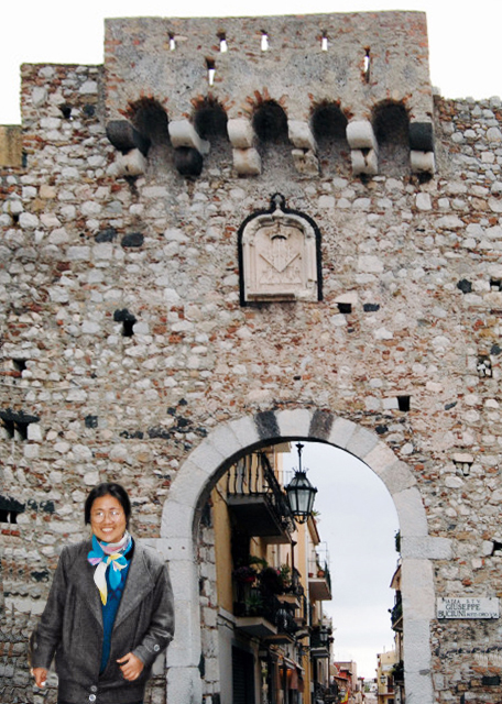 2015-07-02_Taormina_Piazza Giuseppe Buciuni w Gate of Catania-10001.jpg