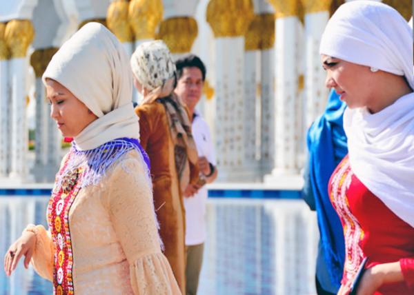 2013-12-07_Sheikh Zayed Grand Mosque_Wearing Hijab Women ͷŮ-120001.JPG