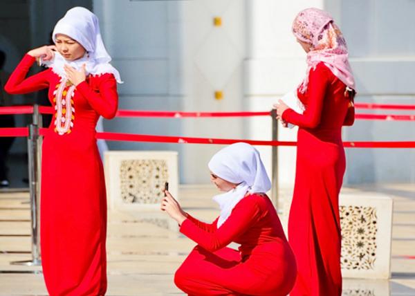 2013-12-07_Sheikh Zayed Grand Mosque_Wearing Trban Girls ˫ͷŮ-110001.JPG