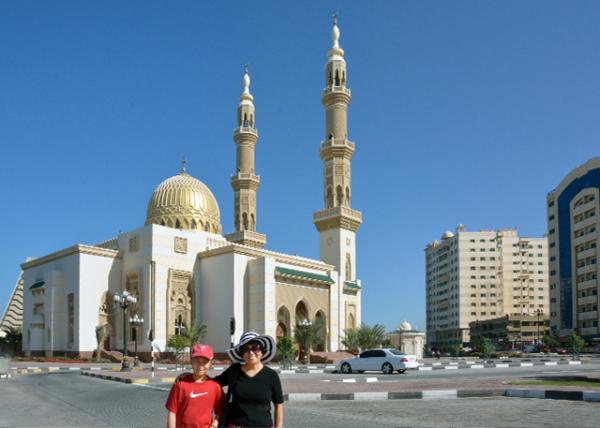 2013-12-09_Al Maghfirah Mosque, the Largest Mosque in the Emirate of Sharjah.jpg
