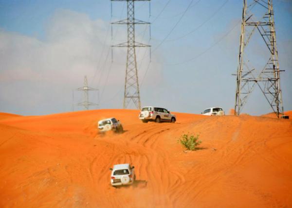 2013-12-10_Rub Al Khai Desert Safari, Sand Dunes w No Drift due to the Moisture Leaching up into the Base of the Dunes from the Surrounding Sabkhas ɳ𲻻Ư-40001.JPG