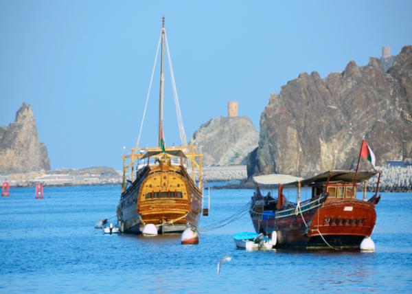 2013-12-11_A Dhow in the Harbor of Mutrah Corniche.jpg