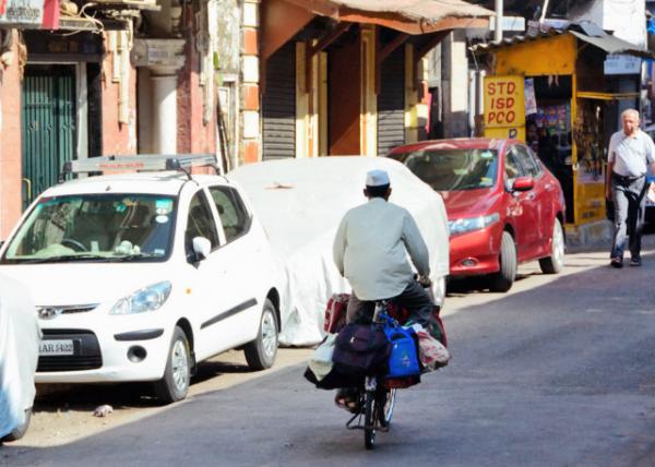 2013-12-14_Dabbewalla_A Collecting Dabbawala, Usually on Bicycle, Collects Dabbas either from A Worker's Home or from the Dabba Makers ͨгӹ˼лռ㵱-20001.JPG