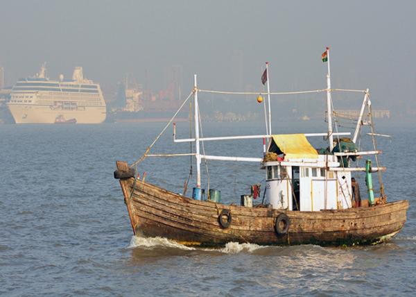 2013-12-15_Fishing Boat against Nautica Oceania 洬0001.JPG