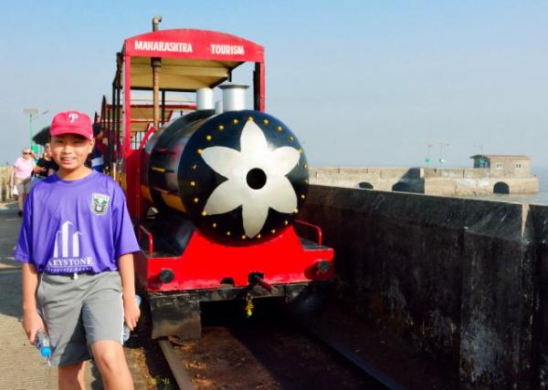 2013-12-15_Elephanta Is_A Tourist Toy Train from Dock to the Elephanta Caves ͷʯߵĹ۹߻-10001.JPG