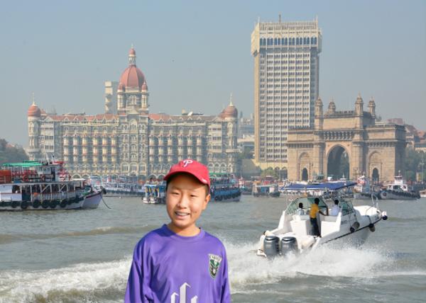 2013-12-15_Gateway of India. Taj Mahal Hotel & Mumbai Skyline from Elephanta Island Ferry-10001.jpg