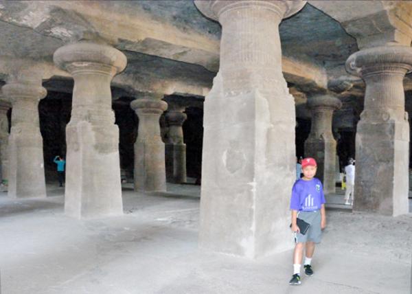 2013-12-15_Elephanta_Main Mandapa & Pillars Ҫ-70001.JPG