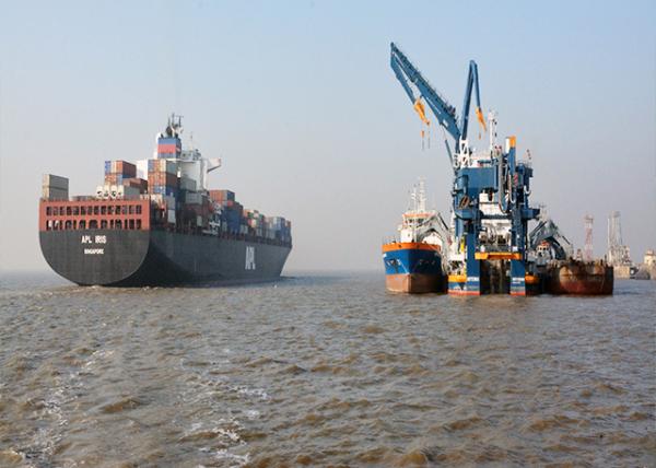 2013-12-15_Container vs Dredger.jpg