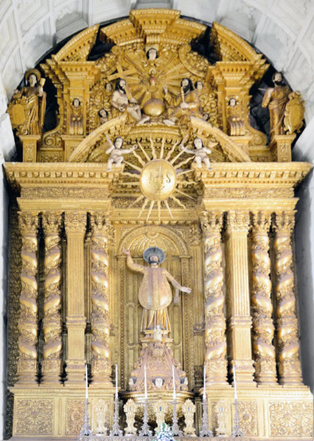 2013-12-16_Basilica of Bom Jesus_The Baroque style main altar is gilded and bears the statue of Ignatius of Loyola standing between Solomonic pillars above -60001.JPG