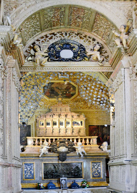2013-12-16_Basilica of Bom Jesus_Relics of St. Francis Xavier ʥáɳ-70001.JPG