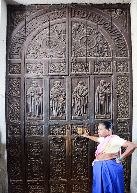 2013-12-16_Basilica of Bom Jesus_Carved Door.jpg