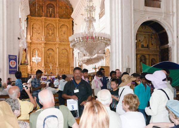 2013-12-16_Basilica of Bom Jesus_The Baroque style main altar is gilded and bears the statue of Ignatius of Loyola standing between Solomonic pillars above -50001.jpg