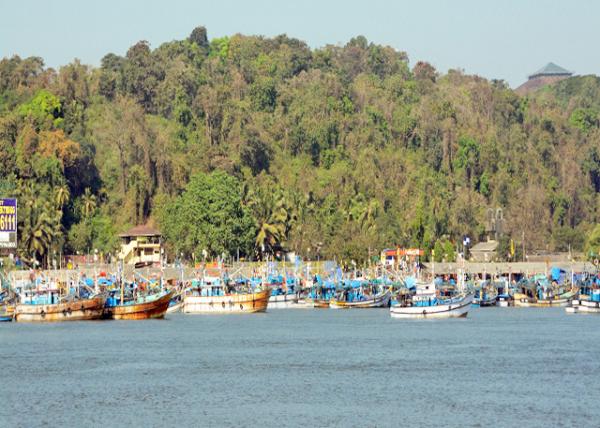 2013-12-16_Fishing boats at Betim.jpg