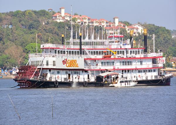 2013-12-16_Carnival Casino Goa, the Only Semi-Legal in the Offshore Zone on the Mandovi River, Flowing next to Panaji 껪ĳ.jpg