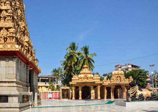 2013-12-17_Gokarnath Temple_Courtyard.jpg