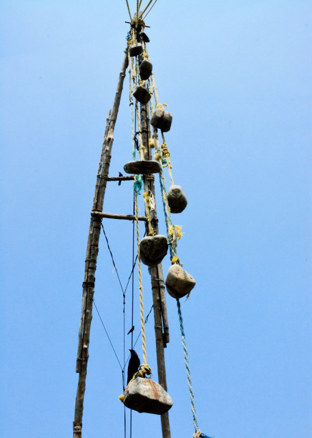 2013-12-18_Chinese Fishing Nets_Large Stones Suspended from Ropes as Counterweights ʯͷΪ-50001.JPG