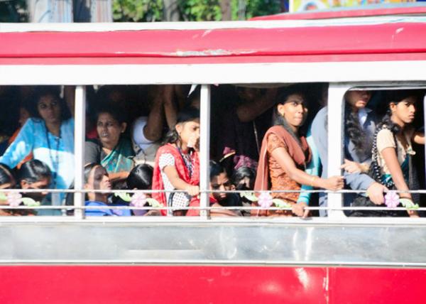 2013-12-18_Bustling Traffic_Packed Bus  ӵĹ-30001.JPG