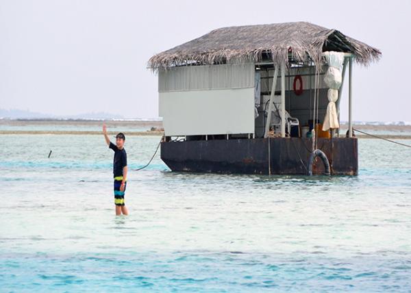 2013-12-20_Floting House Adjoining the Ocean & Lagoon.jpg