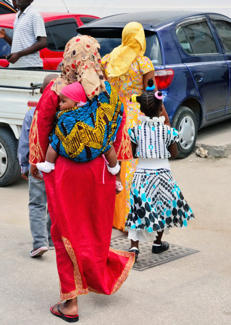 2013-12-27_Swahili Mom Wearing the Baby on Her Back ˹ϣ豳ź-30001.JPG