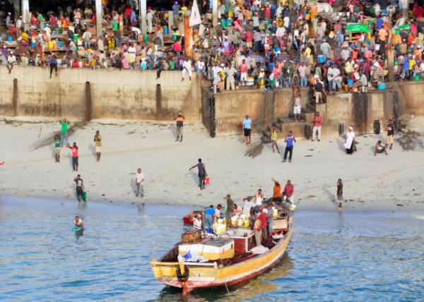2013-12-28_Kivukoni Fish Market Jetty 㽻ͷ-10001.JPG