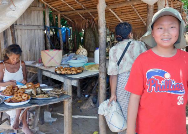 2013-12-30_Food Stall w Donuts & Fried Fish Ȧը̯0001.JPG