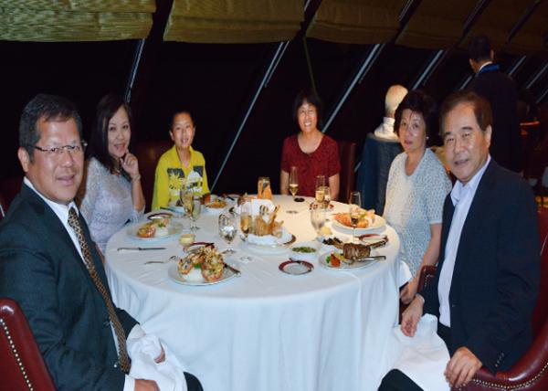 2013-12-31_Lawrence-Andria-Aiden-Hongxia-Rachel-Danie_New Year's Eve Dinner Ϧl0001.JPG