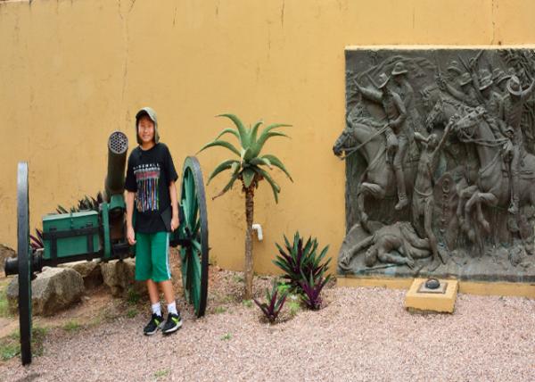 2014-01-02_Portuguese Fortress_Bronze Relief Depicting Battle of Macontene of 1897 or the 2nd Battle of Macontene 20001.jpg