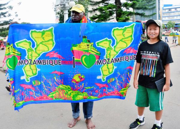 2014-01-02_Workers Sq_Barefoot Guy w Mozambique Tour Flag ֳĪɣȿνĹС-30001.JPG