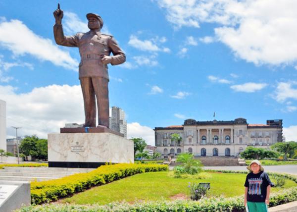 2014-01-02_City Hall and Statue of Michel Samora on Independence Square ж㳡Īл10001.JPG