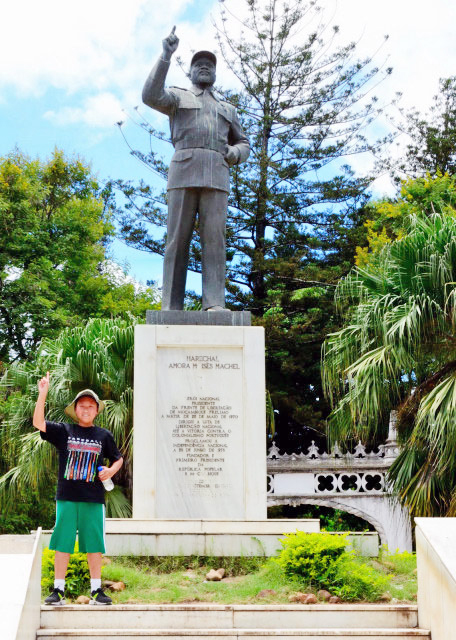2014-01-02_Statue of Samora Machel at the Entrance of the Tunduru Gardens ͨ³ֲ԰ڴĪл0001.JPG
