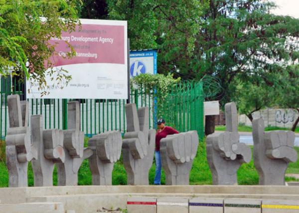 2014-01-10_Sculpture Taxi Hand Signals @ Vilakazi Street  άȽ֡⳵0001.JPG