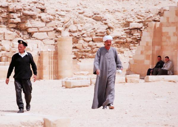 04-05-11_ Saqqara_Policeman & Nubian @ House of the North of Heb Sed Court βʢ±áŬ0001.JPG