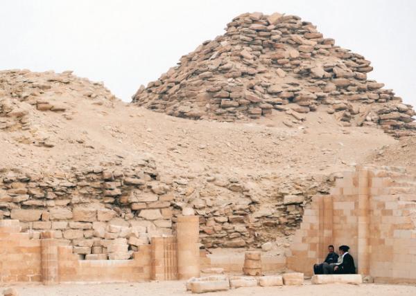 04-05-11_ Saqqara_Early pyramids in Saqqara were mounds of rubble to protect the dead from animals ѣԱֺܶ0001.JPG