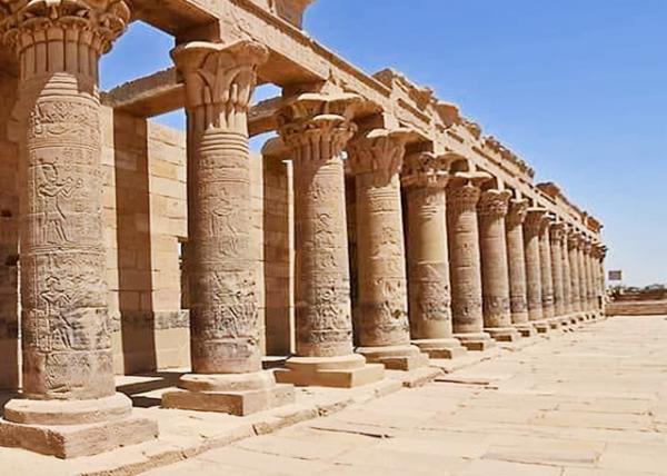 04-06-11_ 32 Columns w Carvings of Tiberius Offering Gifts to the Gods 32ʯ׸-130001.JPG