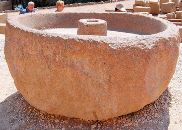 04-06-11_ Temple of Hathor_Grinding Stone ĥʯ-20001.JPG