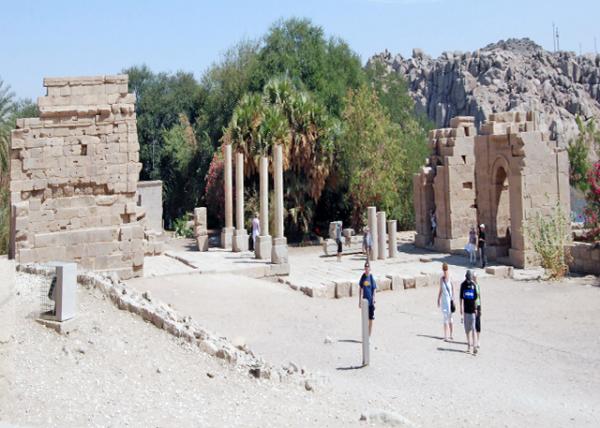 04-06-11_ Gate of Diocletian, Freestanding Triumphal Arch Dedicated to Emperor Diocletian.jpg