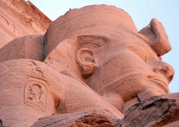 04-06-11_  A Close-up of One of the Colossal Statues of Ramesses II wearing the double crown of Lower and Upper Egypt °˫ʹ0001.JPG