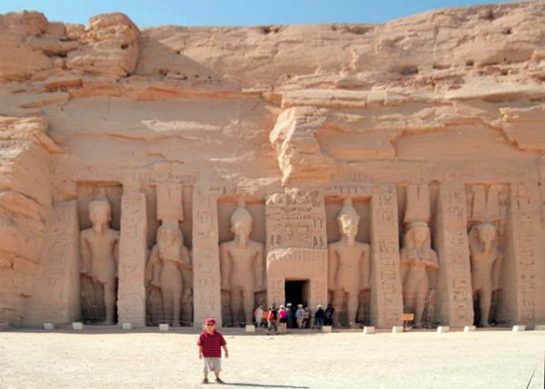 04-06-11_ Statues of Nefertari as Goddess Hathor on the Facade of Quenn Nefertari's Temple ¡¡ΪţŮġ¡-30001.JPG