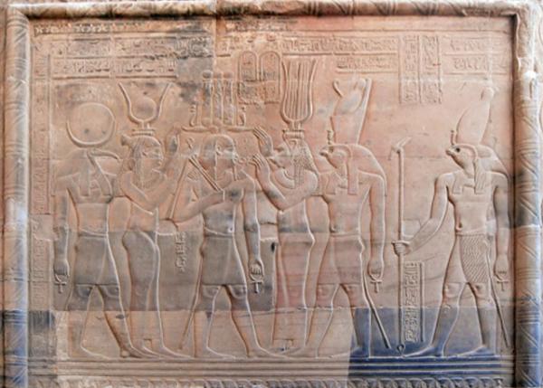 04-07-11_ Reliefs of Haroeris, the Falcon & Sobek, the Crocodile God  ӥ񸡵-10001.JPG